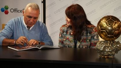 Ицо разписва книги почти до полунощ, след това на почерпка с приятели