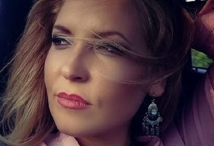 Неприятен случай от миналото принудила майката на Виола, зверски убита от Стефан, да напусне Лом