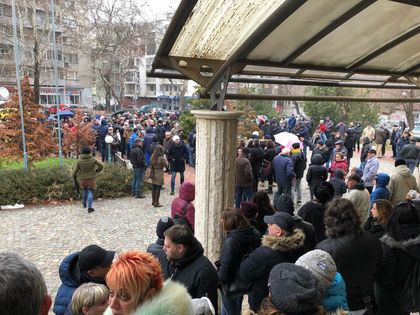 Само в Glas.bg! Множество се стичат към Второ РУ в подкрепа на лекаря, три буса с жандармерия дебнат зад сградата (СНИМКИ)