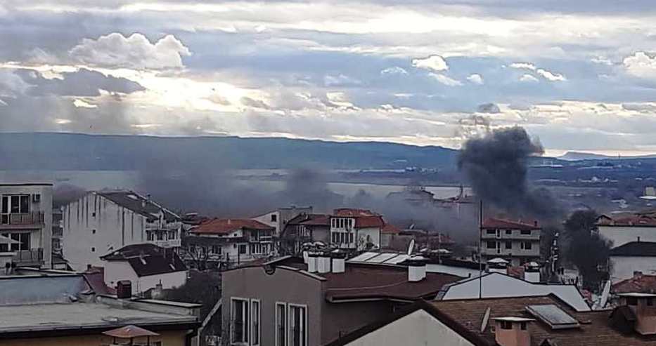 Извънредно! Гъст дим над Варна, нещо гори в южната част на града (снимки)