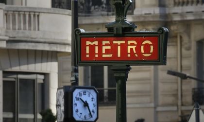 Франция пуска цивилни с оръжие в метрото и влаковете