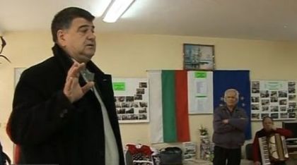 Кмет учи пенсионери как да разпознават ало измамниците