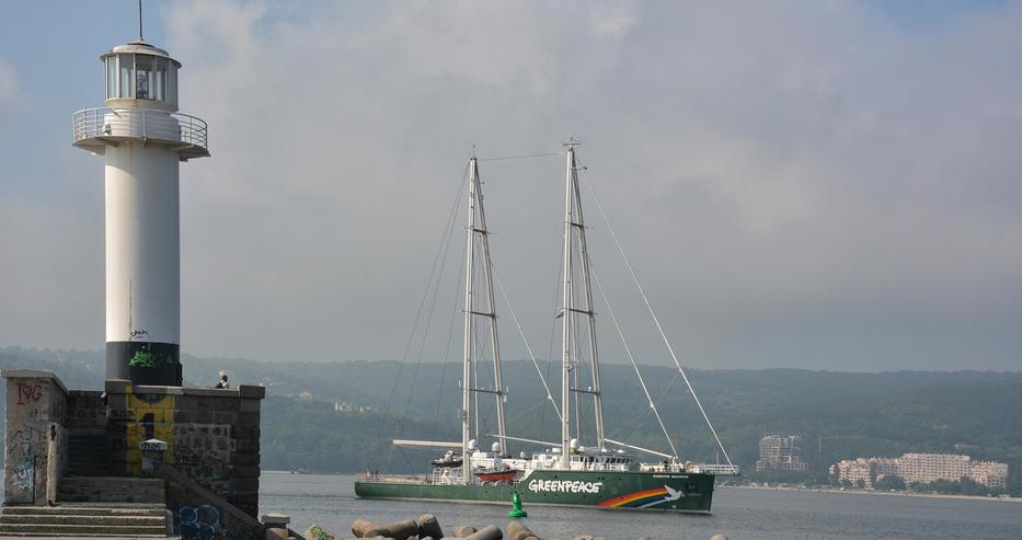 Корабът на Greenpeace акостира във Варна (снимки)