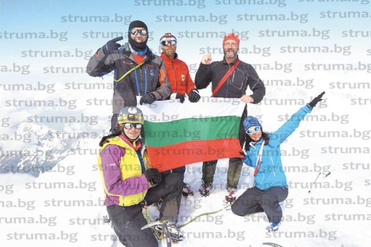 Петима дупнишки спасители, сред тях две жени, изкачиха за 6 ч. най-високия връх в Европа Елбрус /5642 м/