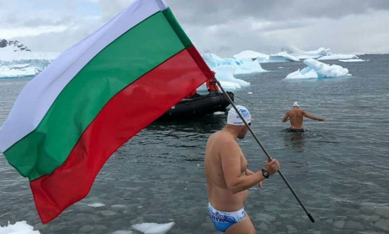 Стойчев развя българското знаме и скочи в ледените води в Антарктида (СНИМКИ)