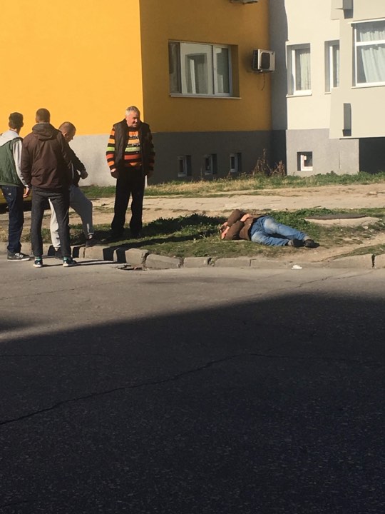 СНИМКИ: Мъж лежи в безпомощно състояние в квартал "Тракия" в Пловдив