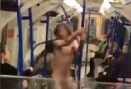 ТОТАЛЕН ХИТ В МРЕЖАТА! Чисто гол в мотриса на метрото танцува и си вее патлака (ВИДЕО 18+)