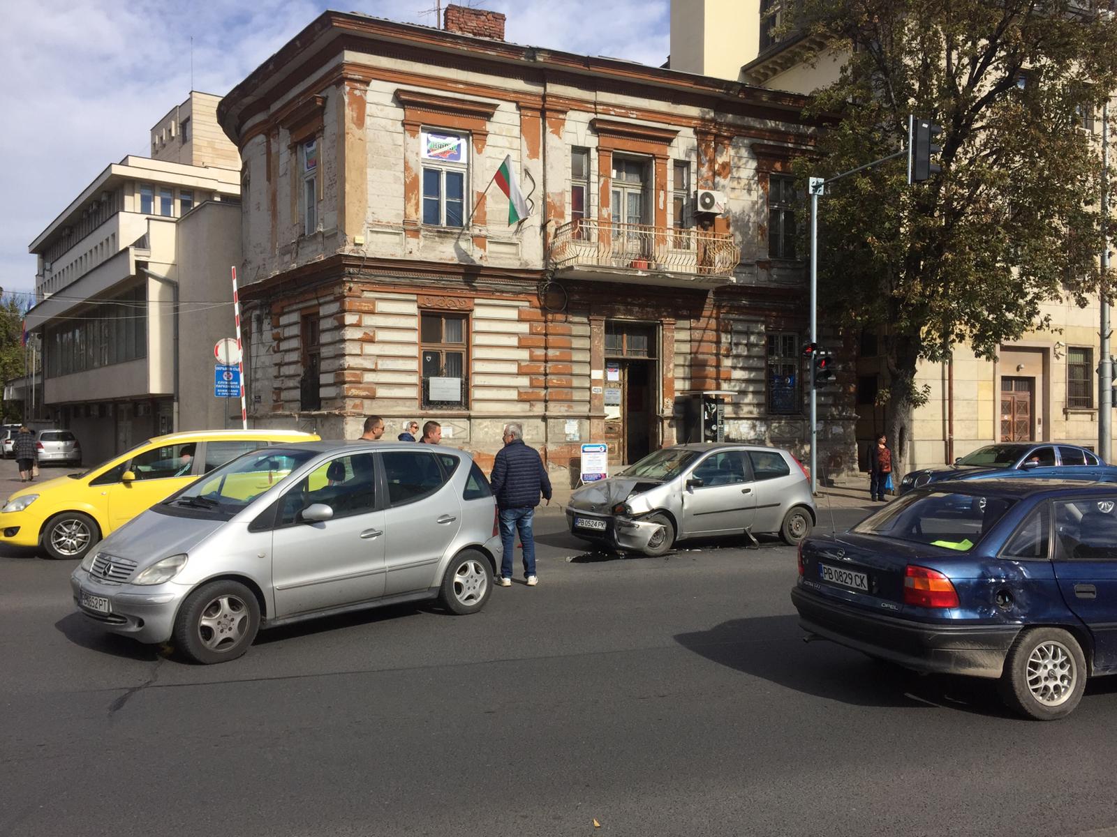 СНИМКИ: Фиат се натресе в Мерцедес до Съдебната палата