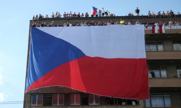 Бабиш и кабинетът оцеляха при вот на недоверие