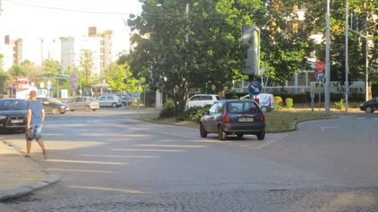 Нечувана наглост - двама паркираха на кръстовище СНИМКА