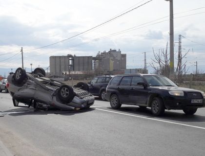 Зрелищна катастрофа в Труд с 3 автомобила, единият е по таван!