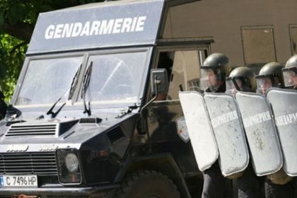 Масови размирици разтърсиха български град, протестиращи щурмуват местното следствие
