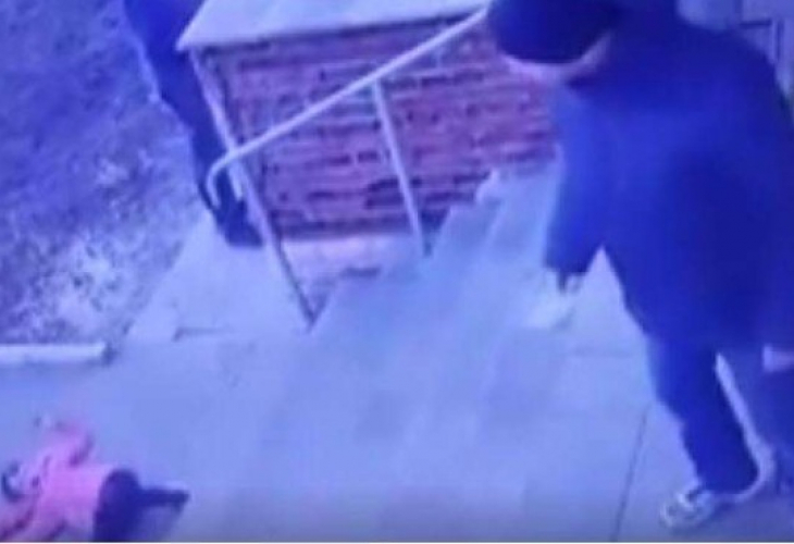 Смразяващо: Брутален баща метна дъщеря си от 2 м по стълбите (ВИДЕО)