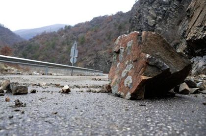 Камъни падат по пътищата в Смолянско