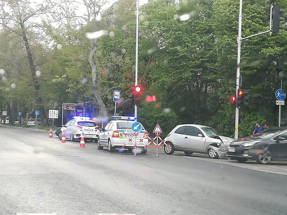 Два "Форд"-а се удариха на бул. "България" в Пловдив, шофьор е в болница
