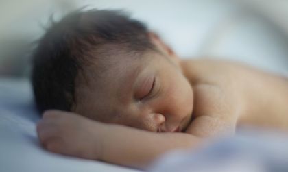 67-годишна гъркиня роди детето на дъщеря си