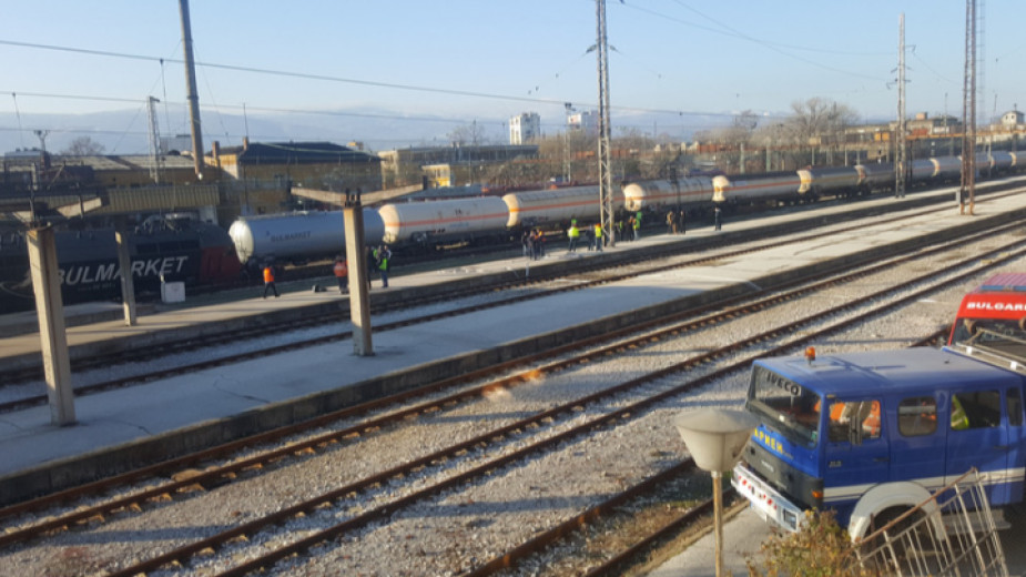 Двата дерайлирали локомотива в Пловдив са изправени, а цистерните са изтеглени