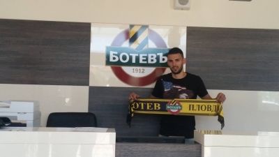 СНИМКА: Крум Стоянов позира с шала на Ботев Пд
