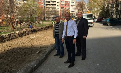 Изграждат паркинг пред 51 блок в