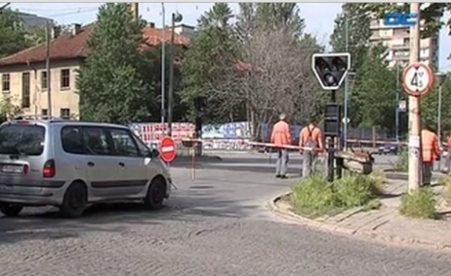 Бариера на жп прелез на "Пещерско шосе" падна върху автобус