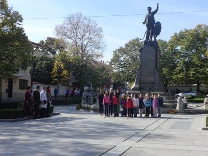 Карловските ученици честват Деня на
будителите