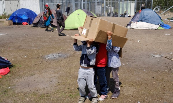 Половината от децата на бежанците не ходят на училище