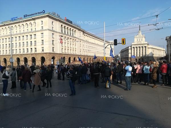 София: Протестиращите специалисти по медицински грижа затвориха кръстовището на бул. „Мария Луиза“ и бул. „Тодор Александров“