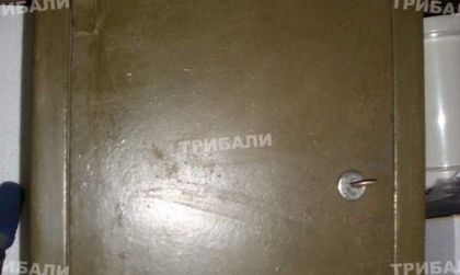 Крадец задигна входна врата барабар с касата