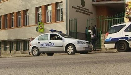 Бащата, пребил ученик със стол, бил с присъда, скрил се в психиатрия