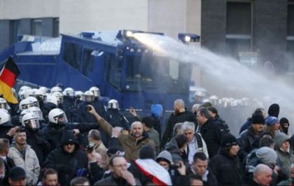 Ответен удар: Германци бият бежанци в Кьолн, Меркел отлага посещение в Давос заради растящото напрежение