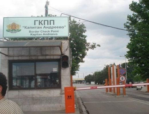 12 митничари остават в ареста