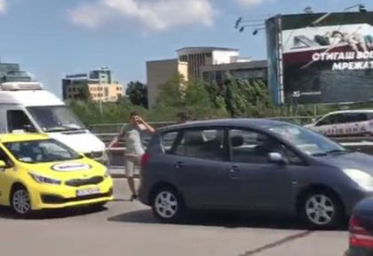 Столична шофьорка спретна брутално отмъщение на таксиметров шофьор! Качи се в колата, натисна газта и стана страшно (СНИМКИ/ВИДЕО)