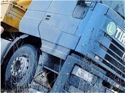ТИР се обърна и запуши път във Варненско