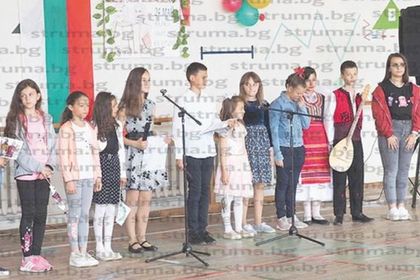 Учители и родители се хванаха на кръшно хоро на финала на вълнуващ концерт в IХ ОУ