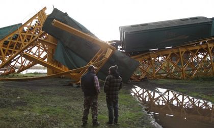 Товарен влак срина мост в Чили