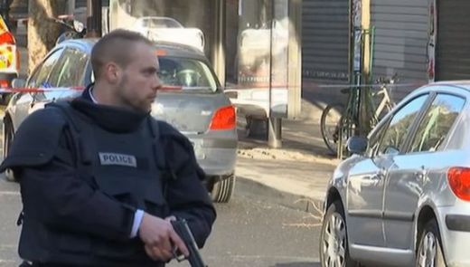 Коланът с експлозиви на нападателя в Париж бил фалшив