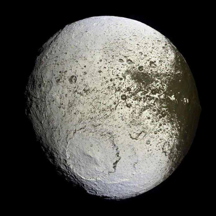 Япет: най-странната луна в Слънчевата система