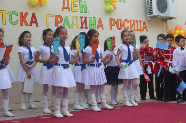 С балони и гълъби в небето ДГ „Росица” отбеляза 45-и юбилей