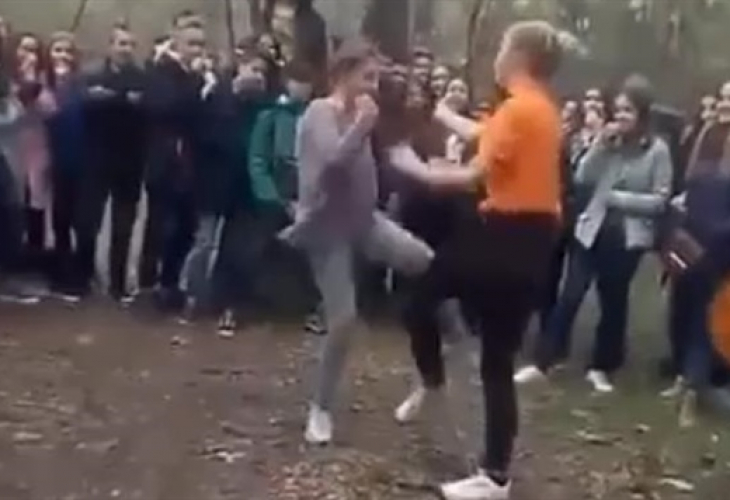 Агресия в училище! Две момичета си спретнаха зверски бой (ВИДЕО 18+)