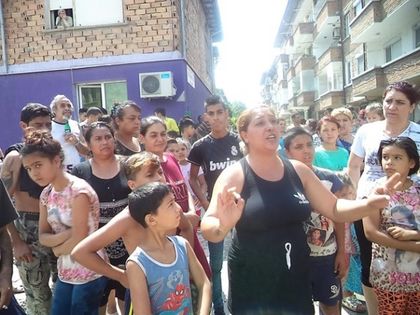Бутат ромски постройки в Асеновград, протестите продължават!