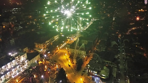 Велико Търново: Хиляди празнуващи посрещнаха 2019 година в центъра на града