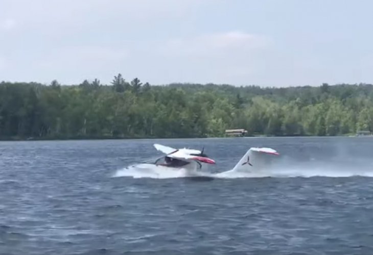 Самолет се сблъска с дърво и падна в езеро! Очевидец засне на ВИДЕО момента