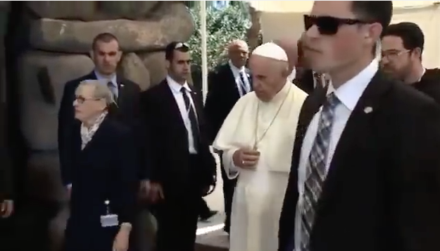 Папа Франциск се кланя и целува ръцете на Ротшилд и Рокфелер (ВИДЕО)