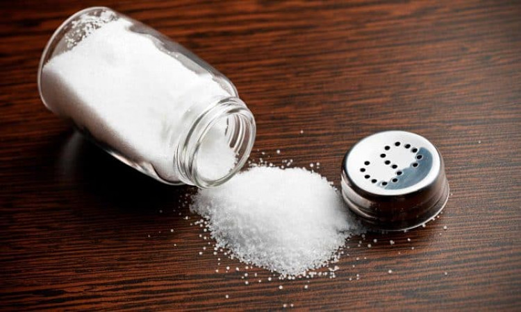 Не ги пренебрегвайте: 7 признаци, които показват, че ядете твърде много сол (СНИМКИ)