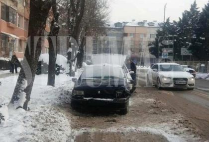 Шофьор се размаза в дърво пред полицейско управление (СНИМКИ)