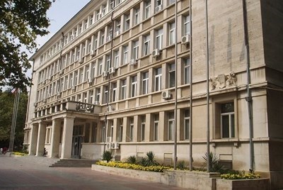 Как лекар на 93 години дал заеми за 350 000 лева, не платил данъци и прал пари