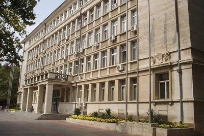 Как лекар на 93 години дал заеми за 350 000 лева, не платил данъци и прал пари