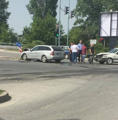 Тежка катастрофа и голямо задръстване на Рогошко шосе