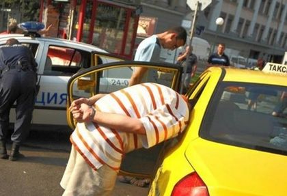 Щурмуваха квартирата на таксиджията Генчо в Равда, бая народ по морето няма да пуши трева