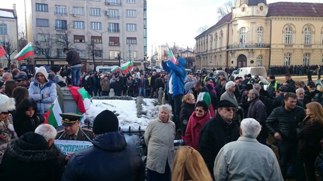300 души протестират пред парламента